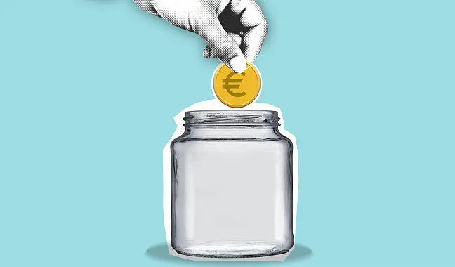 Euro, der in ein Glas geworfen wird.