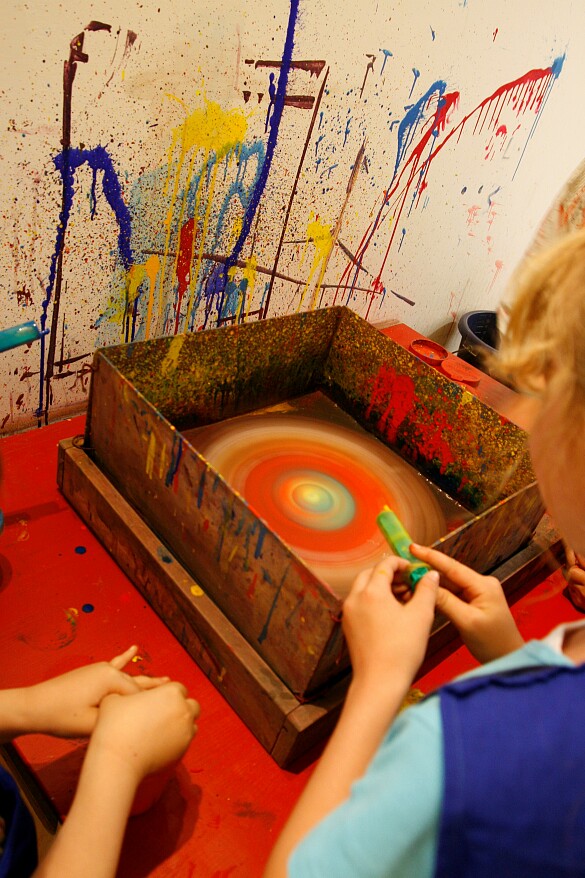 Kinder, die mit Tusche malen